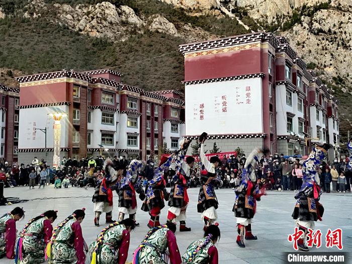 圖為文藝工作者在新村表演節(jié)目?！∽筘暱h委宣傳部 供圖