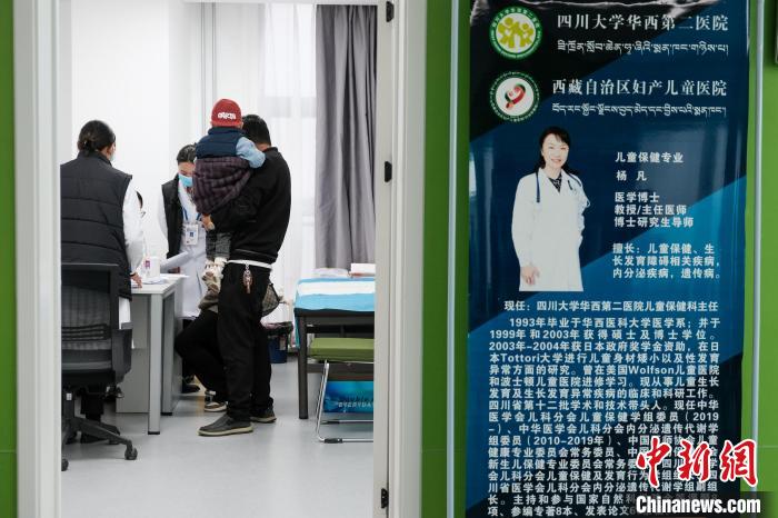 圖為四川大學(xué)華西第二醫(yī)院專家接診?！〗w波 攝