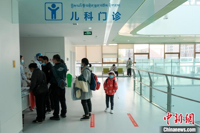 圖為兒科義診接診現(xiàn)場?！〗w波 攝