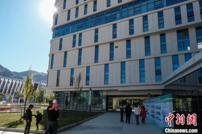 因疫情防控需要，此次義診活動進(jìn)行了人數(shù)限定。圖為西藏民眾帶著孩子到醫(yī)院就診?！〗w波 攝
