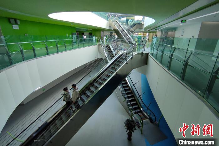 圖為西藏自治區(qū)婦產(chǎn)兒童醫(yī)院內(nèi)景?！〗w波 攝