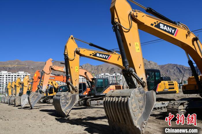 圖為人大附中拉薩學校開工奠基儀式現(xiàn)場。　貢嘎來松 攝