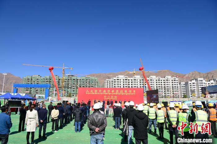 圖為人大附中拉薩學校開工奠基儀式現(xiàn)場?！∝暩聛硭?攝