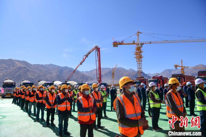 圖為人大附中拉薩學校開工奠基儀式現(xiàn)場?！∝暩聛硭?攝