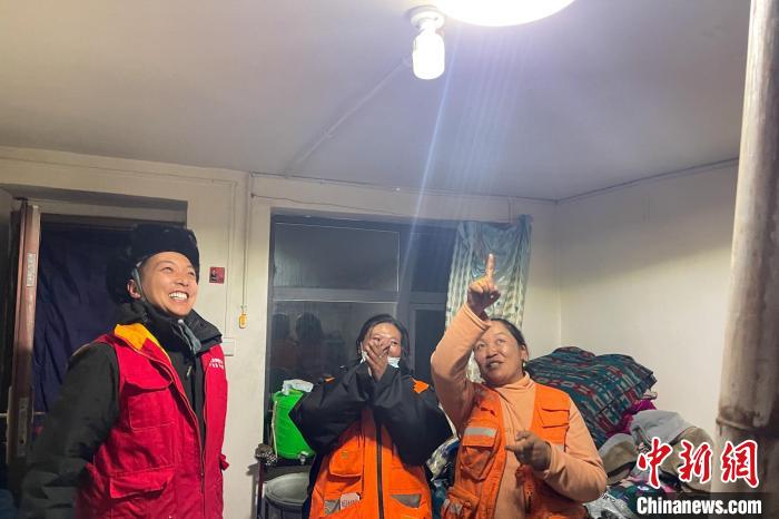 青藏公路109道班接入大網(wǎng)電?！?閆昱翰 　攝