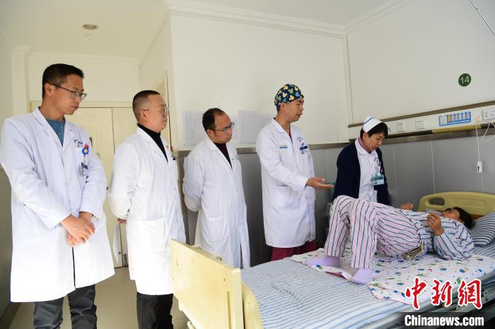 圖為何蔚副主任醫(yī)師(站右二)及團隊術(shù)后指導(dǎo)患者進(jìn)行腰背肌鍛煉?！∝暩聛硭?攝