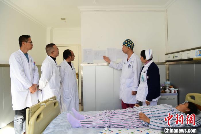 圖為何蔚副主任醫(yī)師(站右二)及團隊術(shù)后對患者的肌肉訓(xùn)練、蛋白飲食等制定了每半日的康復(fù)計劃?！∝暩聛硭?攝