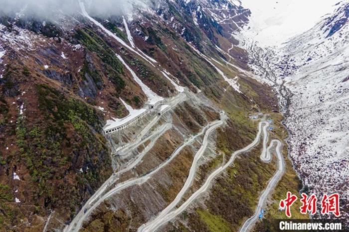 圖為嘎隆拉隧道南段，穿過該隧道后便正式進(jìn)入了墨脫縣范圍。