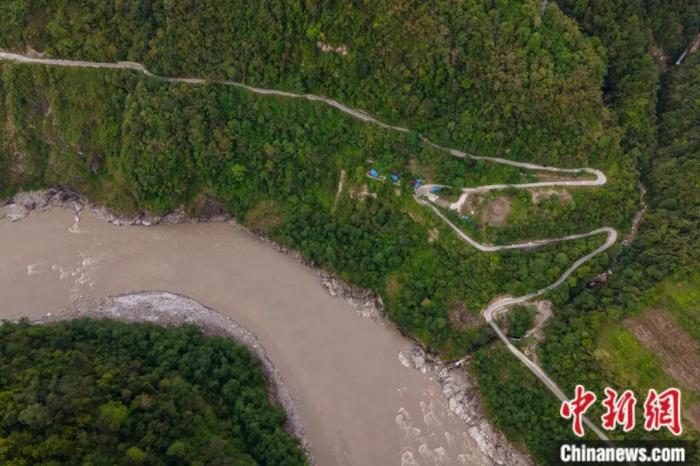 雅魯藏布江一側(cè)的墨脫公路。