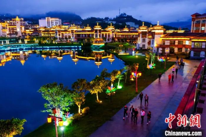 墨脫入夜，華燈初上，昔日“高原孤島”如今日漸繁華。