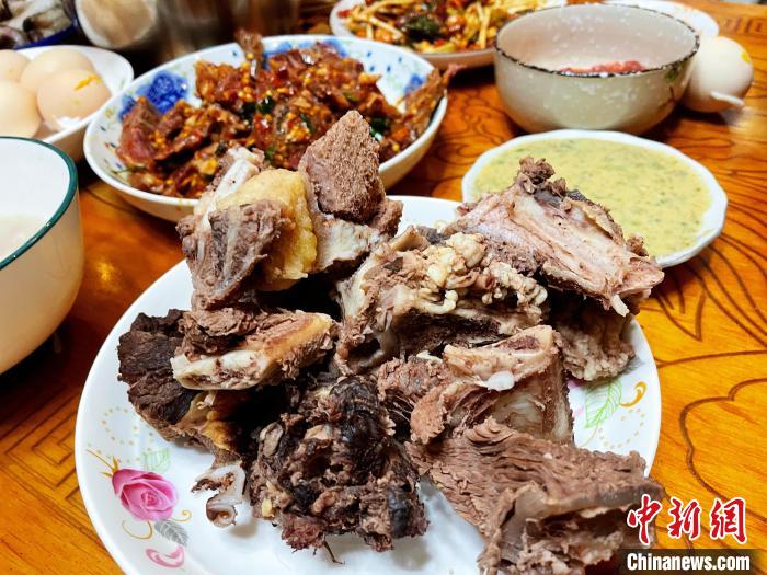 圖為除夕之夜的大餐?！∪轿木?攝