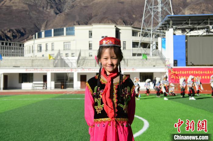 圖為加查縣安繞鎮(zhèn)小學(xué)回族學(xué)生馬萍?！∝暩聛?lái)松 攝