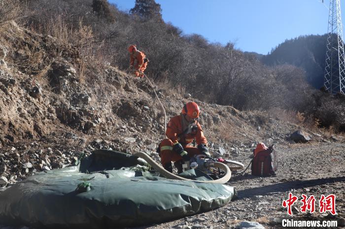 圖為參訓(xùn)消防指戰(zhàn)員架設(shè)蓄水池?！〔际猩窒乐ш牻_縣中隊 攝