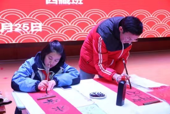 現(xiàn)場書寫春聯(lián)。梁超攝