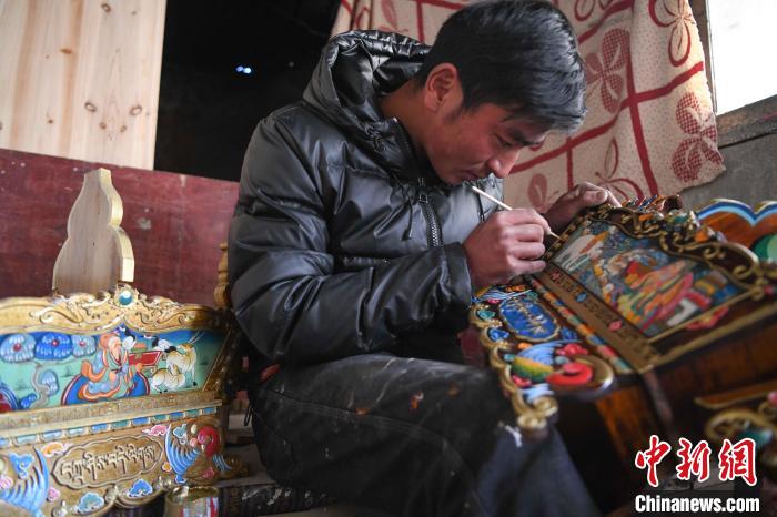 圖為拉薩手藝人制作年貨“切瑪盒”?！∝暩聛硭?攝