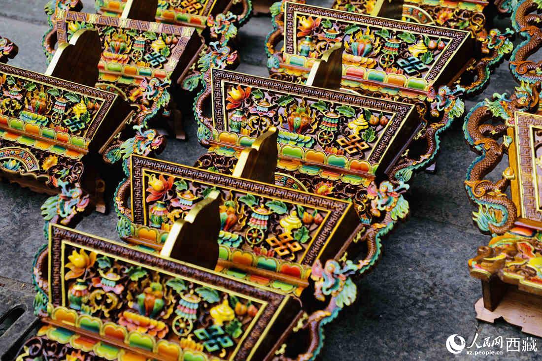 年貨市場(chǎng)上的切瑪盒。（切瑪盒是藏歷新年吉祥物，是在精制斗型木盒中用隔板分開，分別盛入炒麥粒和糌粑，插上“仔卓”，象征著人壽年豐、吉祥如意。）人民網(wǎng) 次仁羅布攝