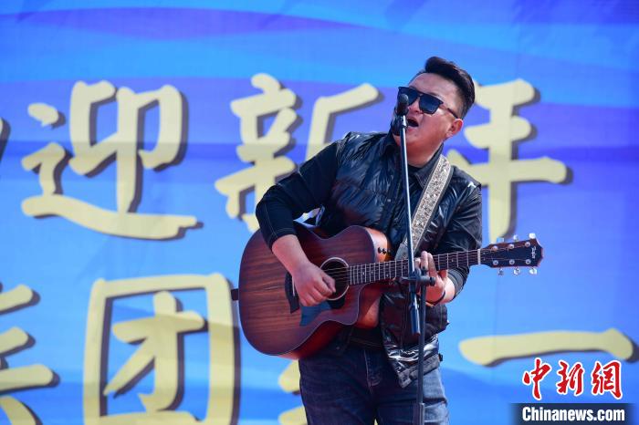 圖為文藝匯演現(xiàn)場(chǎng)?！∝暩聛?lái)松 攝