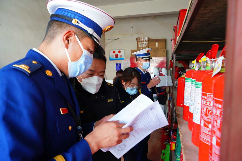 檢查消防器材。圖片由那曲消防提供