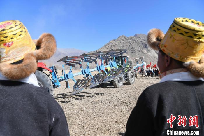 圖為拉薩市曲水縣茶巴朗村春耕儀式現(xiàn)場(chǎng)?！∝暩聛?lái)松 攝