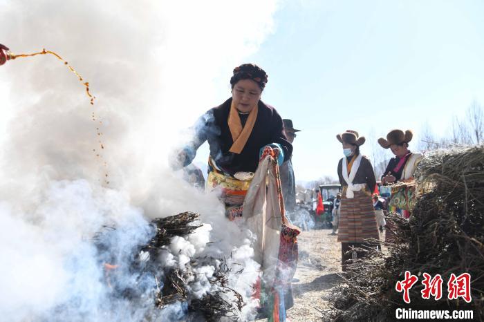 圖為拉薩市曲水縣茶巴朗村村民在春耕儀式前煨桑?！∝暩聛?lái)松 攝