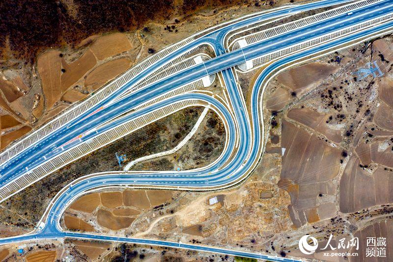 拉林高等級(jí)公路。徐馭堯攝