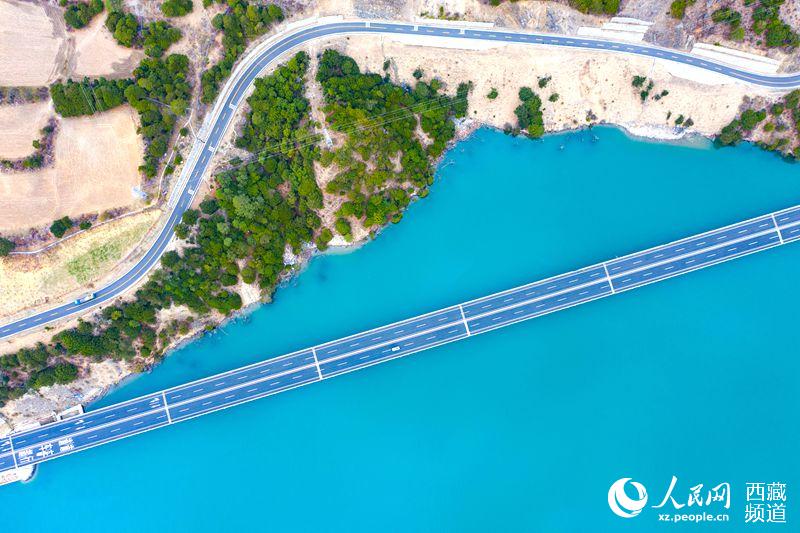 拉林高等級(jí)公路。徐馭堯攝