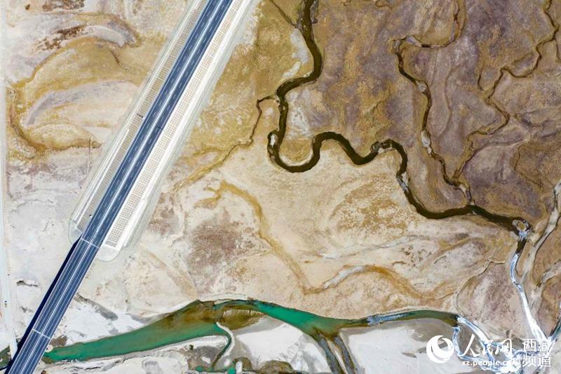 那拉高速公路。徐馭堯攝