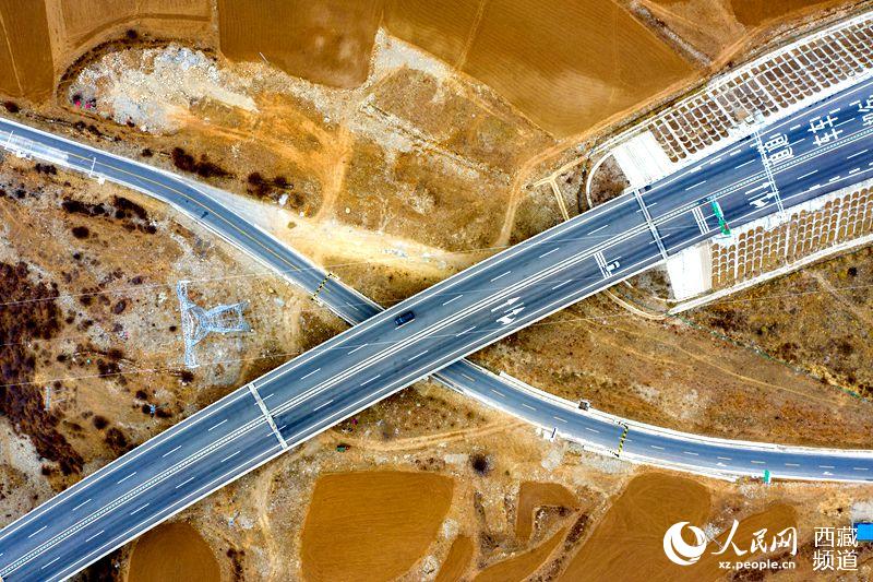 拉林高等級(jí)公路。徐馭堯攝