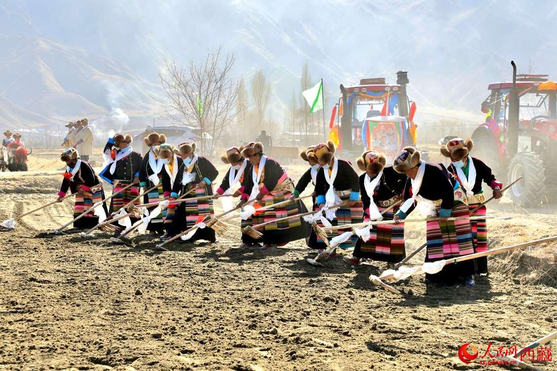 當(dāng)?shù)卮迕裆碇?jié)日盛裝，舉行春耕儀式。人民網(wǎng) 次仁羅布攝