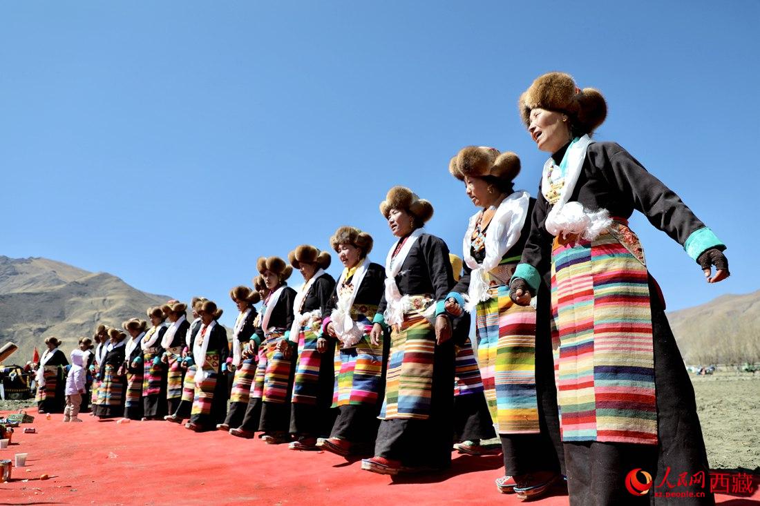 儀式結(jié)束后，農(nóng)田上仍洋溢著喜慶氣氛，村民們邊唱邊跳起了鍋莊舞。人民網(wǎng) 次仁羅布攝