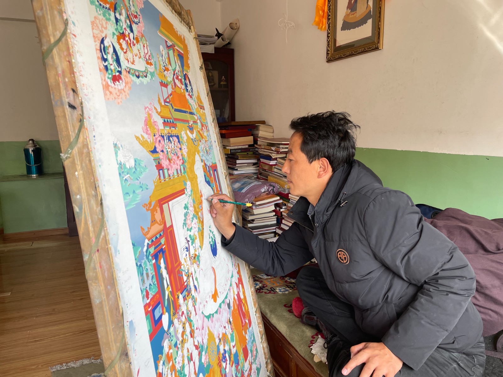 貢覺杰正在繪畫唐卡。1(1815009)-20220318090842.jpg