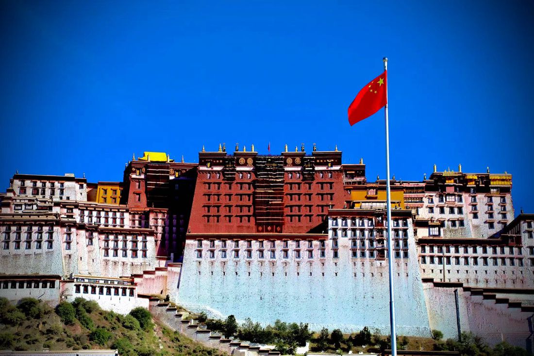 五星紅旗迎風(fēng)飄揚(yáng)。人民網(wǎng) 次仁羅布攝