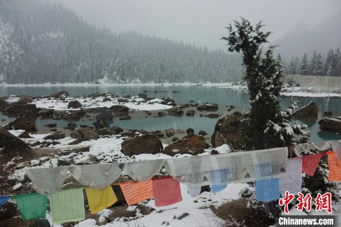 然烏湖春雪飄落?！∪轿木?攝