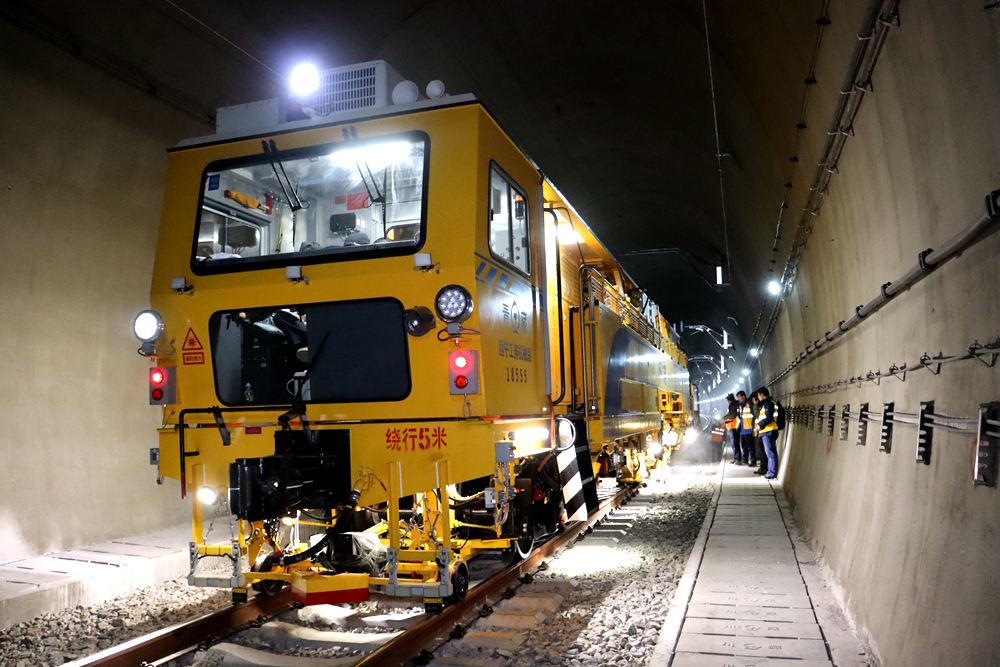 拉林鐵路迎來“大黃蜂”。祁國慶攝