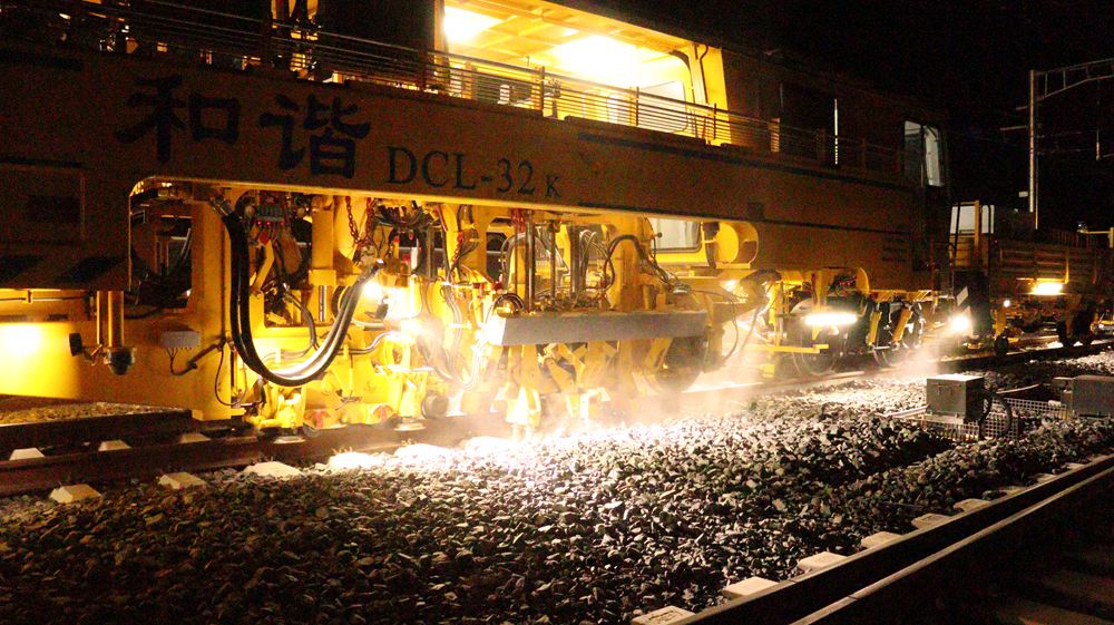 拉林鐵路迎來“大黃蜂”。祁國慶攝