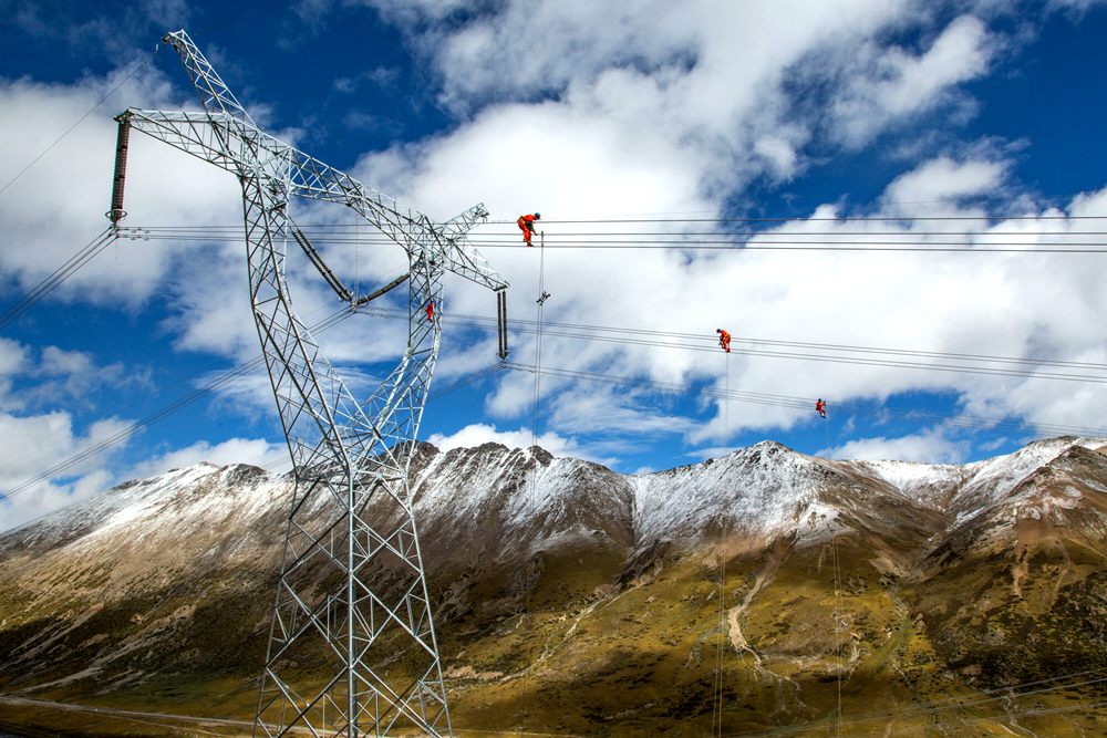 藏中聯(lián)網(wǎng)工程建設(shè)，銀線上的“舞者” 。盧忠東攝