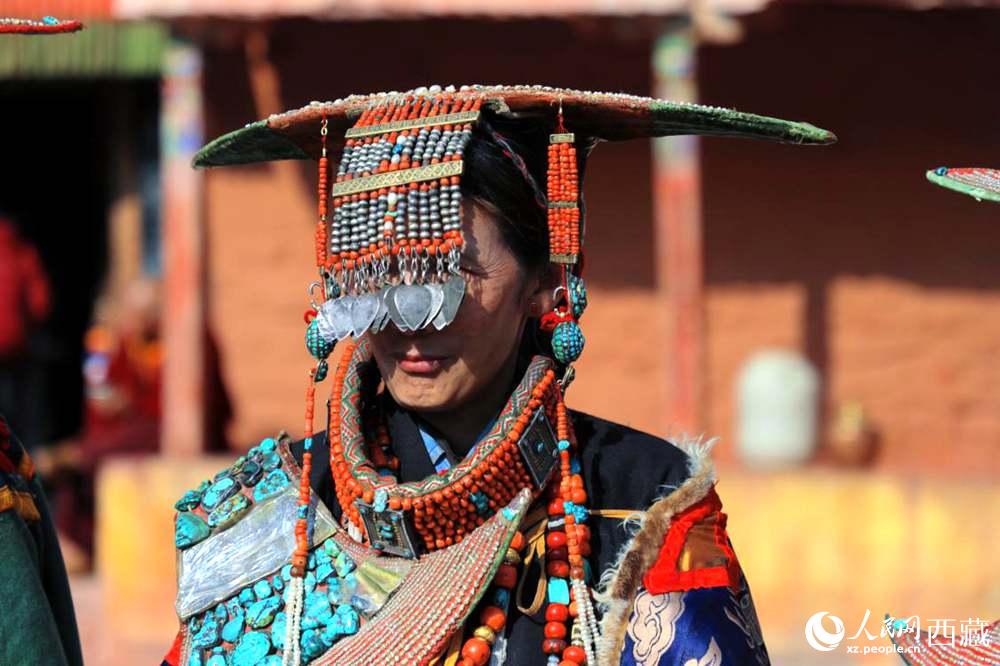 普蘭群眾展示特色服飾。人民網(wǎng) 李海霞攝