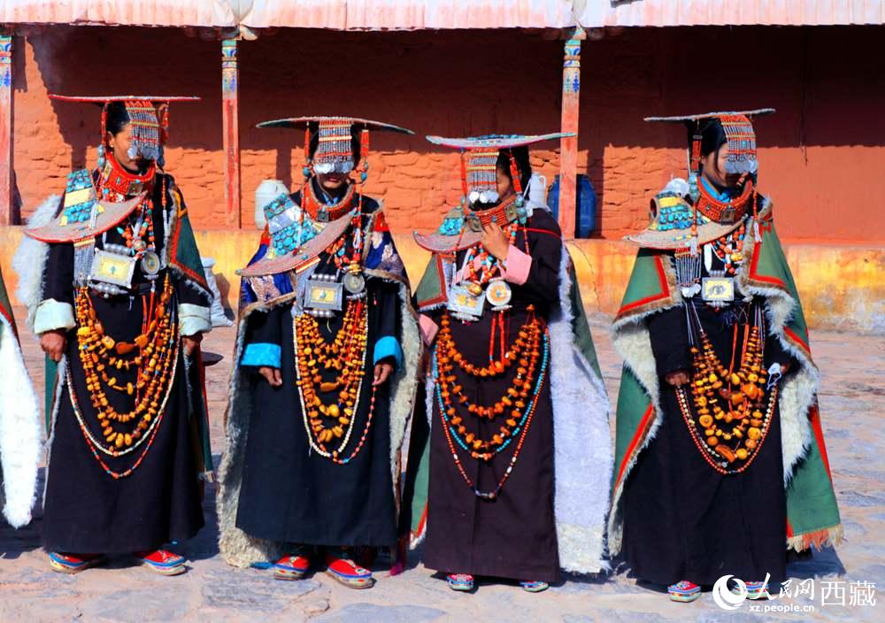 身著特色服飾跳“宣”舞。人民網(wǎng) 李海霞攝