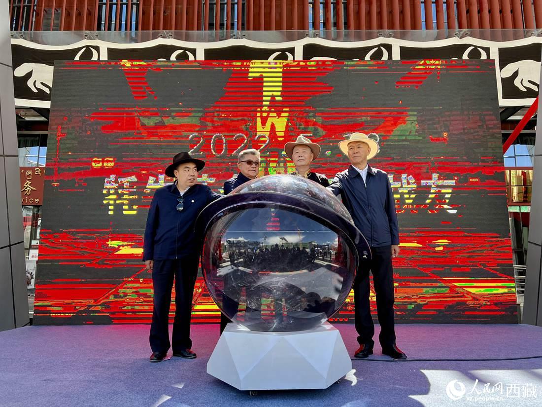 《牦牛革命》《無(wú)言的戰(zhàn)友》紅色群雕揭幕儀式。人民網(wǎng) 次仁羅布攝