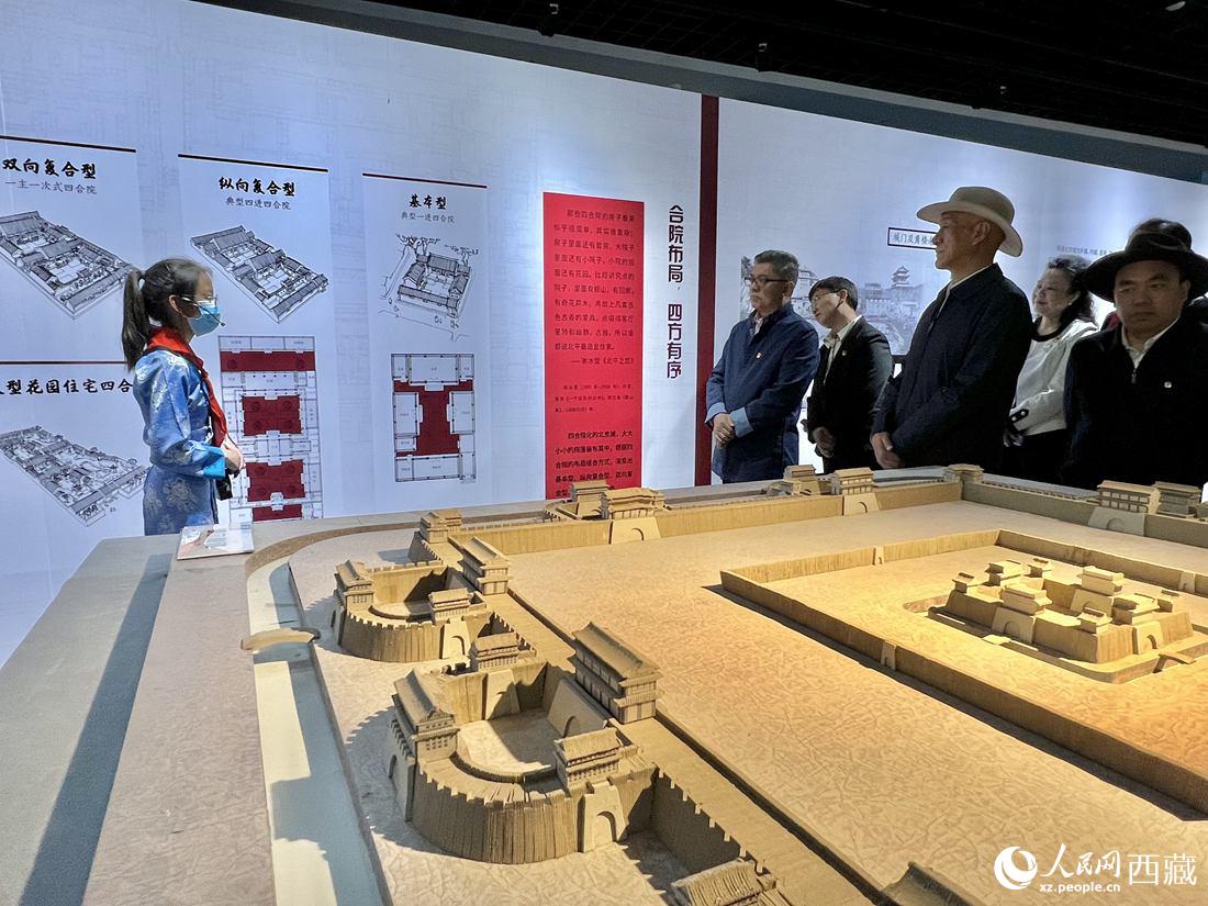 參觀人員認(rèn)真聆聽講解員的解說。人民網(wǎng) 次仁羅布攝