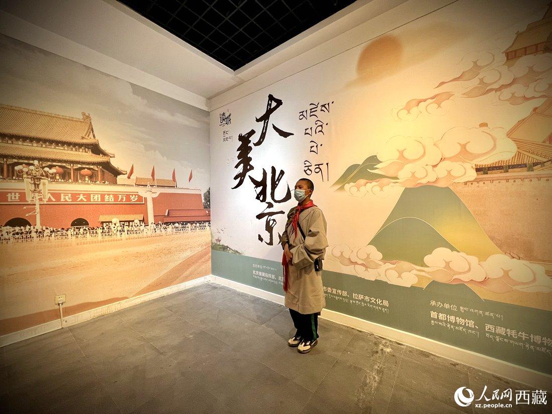 拉薩市北京實(shí)驗(yàn)中學(xué)的學(xué)生講解員進(jìn)行講解。人民網(wǎng) 次仁羅布攝