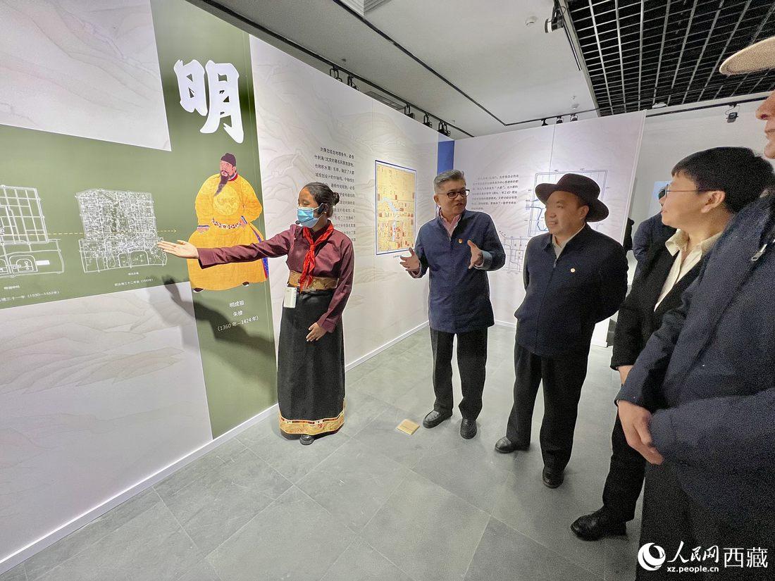 拉薩市北京實(shí)驗(yàn)中學(xué)的學(xué)生講解員進(jìn)行講解。人民網(wǎng) 次仁羅布攝