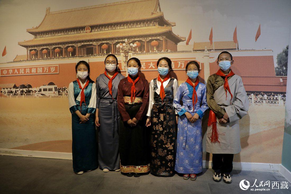 拉薩市北京實(shí)驗(yàn)中學(xué)的小講解員們。人民網(wǎng) 次仁羅布攝