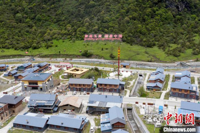 “家是玉麥 國是中國”的大字豎立在玉麥鄉(xiāng)旁的山腳上?！钊A峰 攝