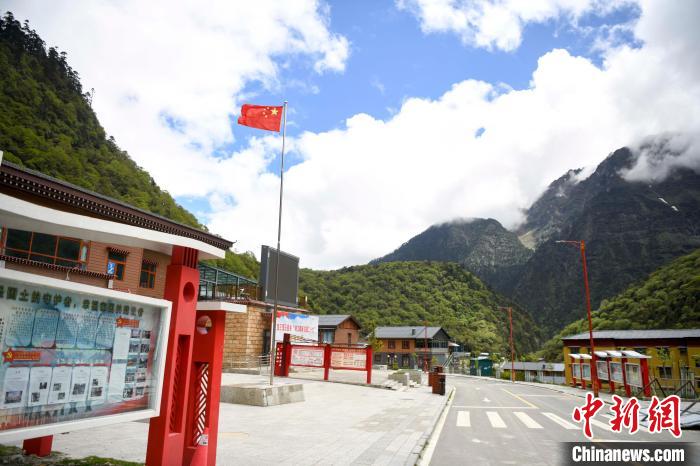 玉麥鄉(xiāng)內(nèi)道路變成了硬化路?！钊A峰 攝