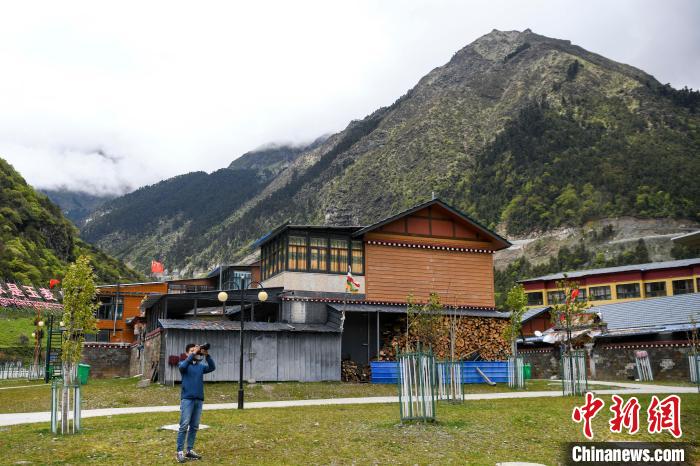 一位攝影愛好者在玉麥鄉(xiāng)拍攝?！钊A峰 攝