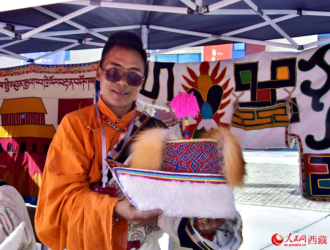牧民展示手工作品。 人民網(wǎng) 李海霞攝