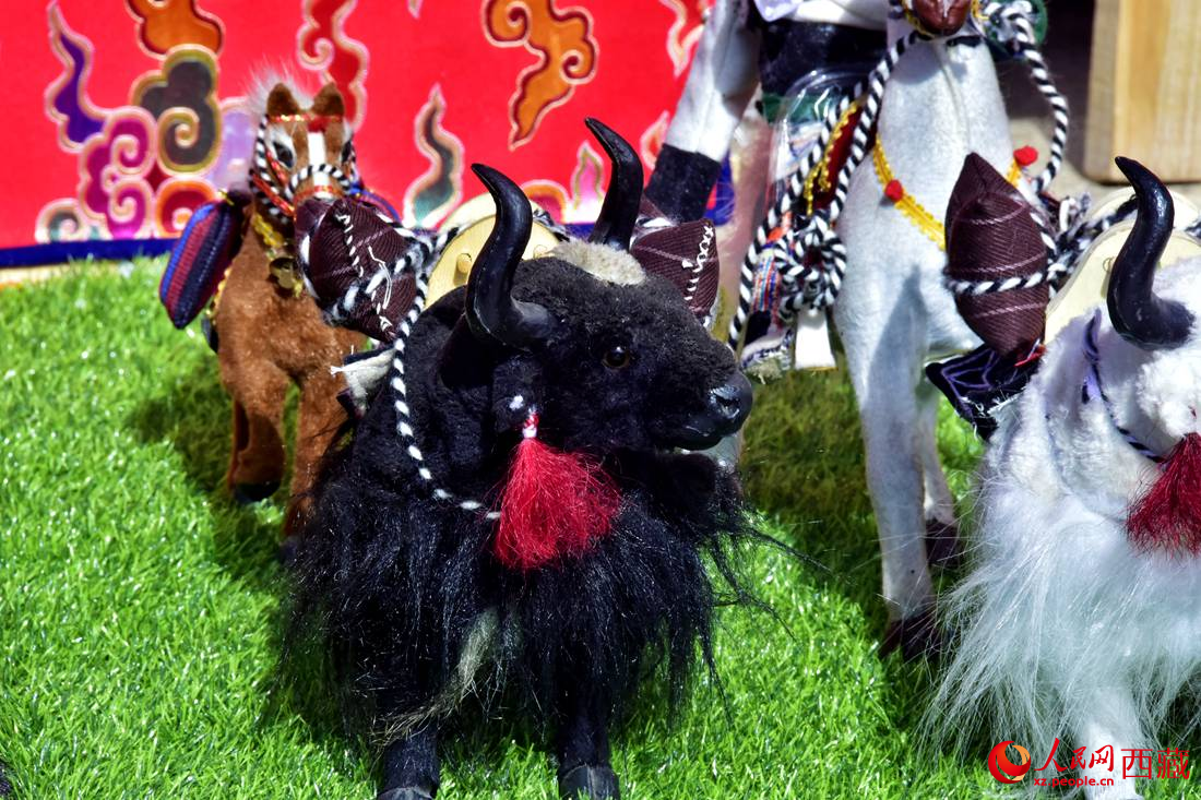 農(nóng)牧民制作的旅游紀(jì)念品。人民網(wǎng) 李海霞攝