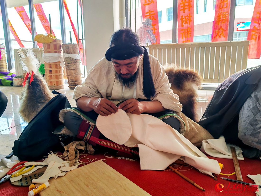 草原漢子變身裁縫。人民網(wǎng) 李海霞攝