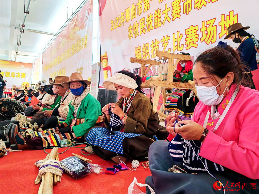 草原姑娘們編織技能大比拼。人民網(wǎng) 李海霞攝
